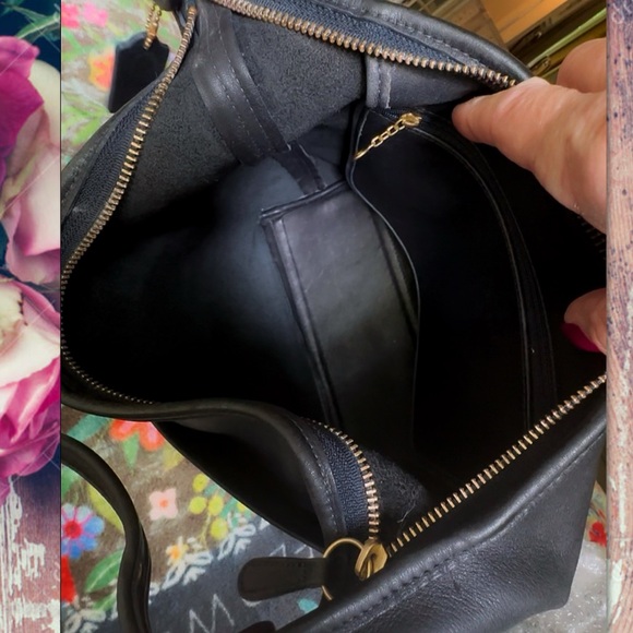 VINTAGE COACH LEGACY HOBO BAG
9058 - Picture 12 of 14